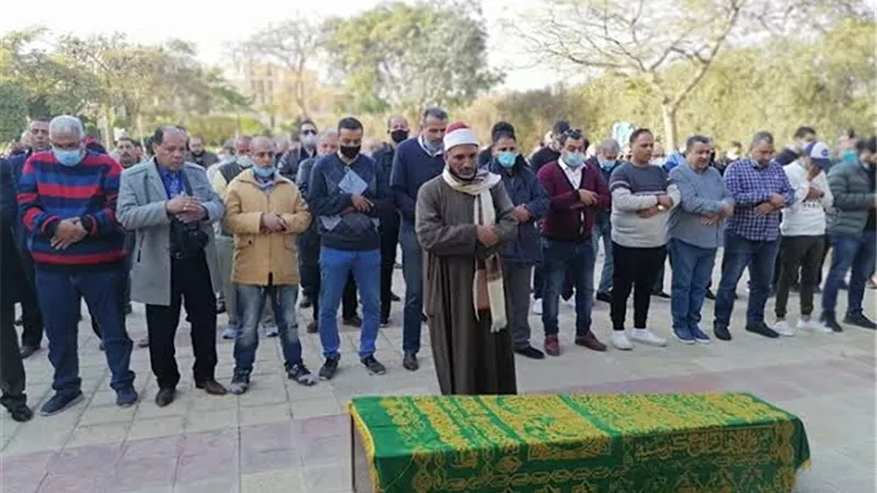 لحظة صلاة الجنازة على الراحل عزت العلايلى