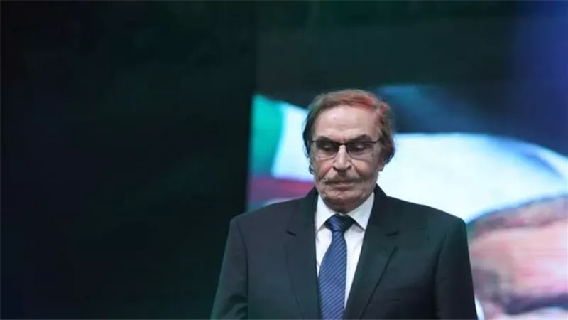 نجل عزت العلايلى: والدى توفى على السرير
