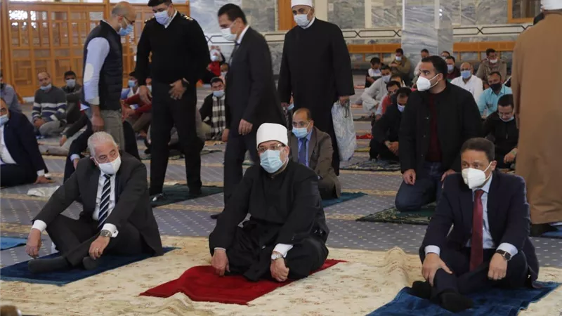 جمعة وجبر وفودة والشوربجي يؤدون صلاة الجمعة بمسجد السلام في شرم الشيخ