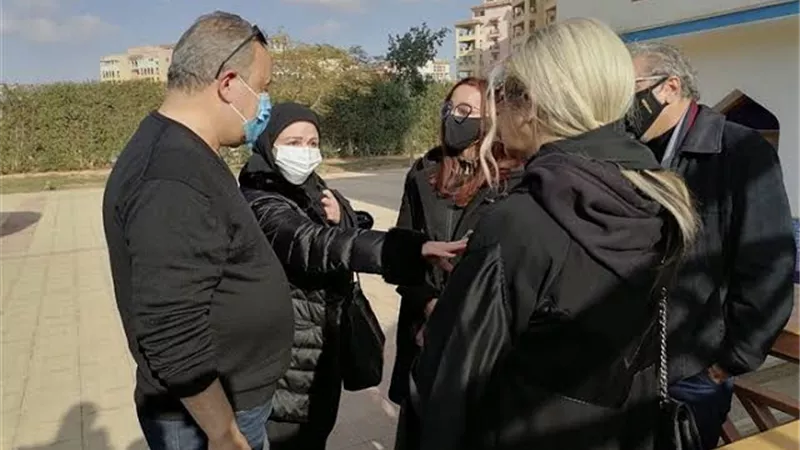 لحظة انهيار الهام شاهين ولبلبة فى جنازة عزت العلايلى