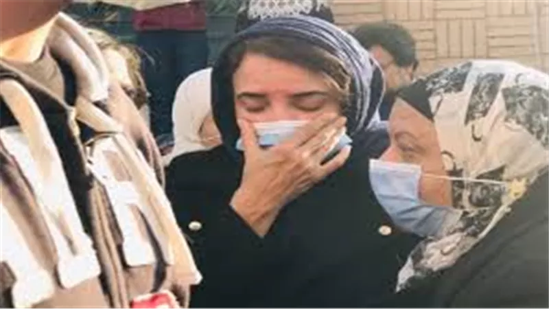 انهيار هستيرى من ابنة عزت العلايلى امام مدفن والدها