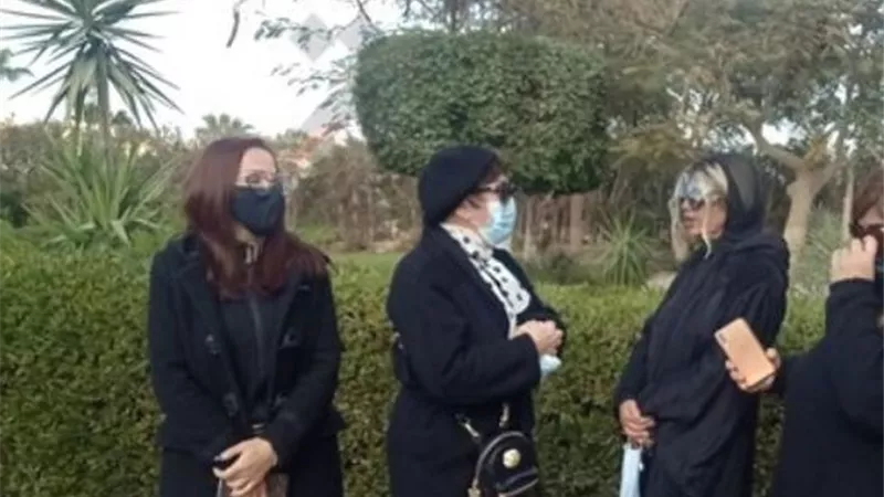 اسرة عزت العلايلى تكتفى بالعزاء امام المقابر