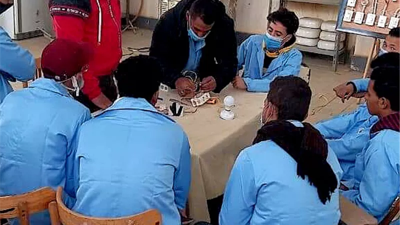 القوى العاملة تنظم دورات تدريبية على المهن الحرفية للشباب بالوادى الجديد