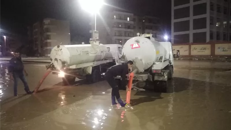 استمرار الجهود لإزالة آثار مياه الامطار الغزيرة بالسويس
