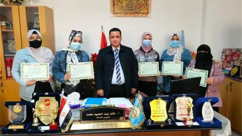 تكريم المشاركات فى الملتقى الحرفى لأندية الفتاة بمطروح تقديرا لمجهودهن.صور
