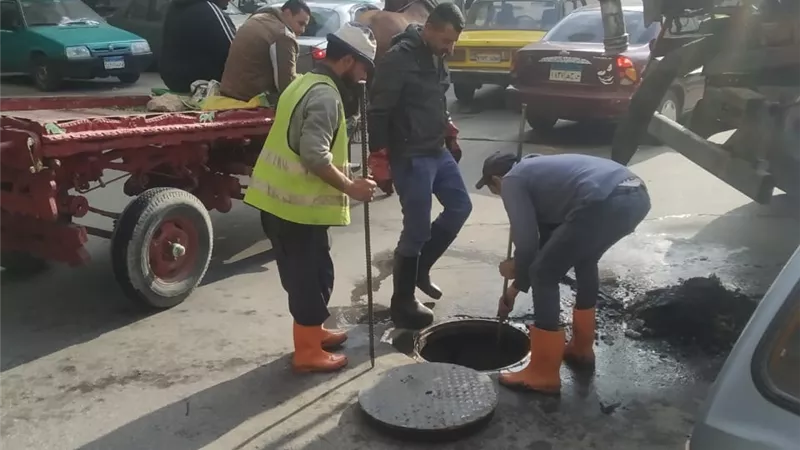 لجنة لتطهير شنايش الأمطار بوسط الاسكندرية