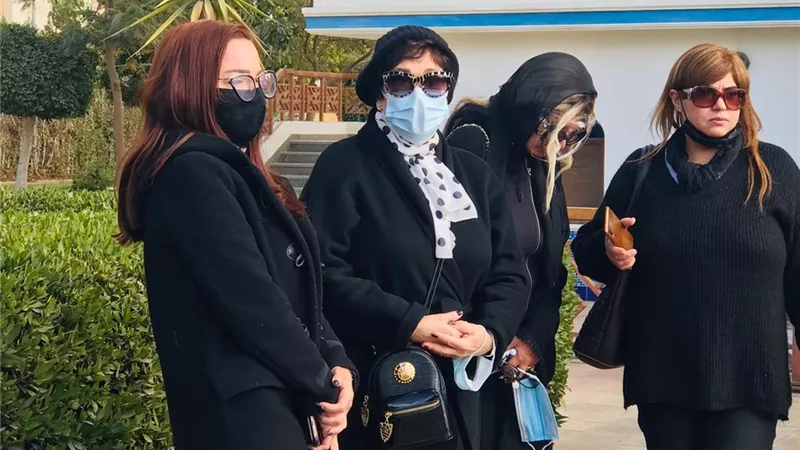أول ظهور للفنانة وفاء مكي بعد غياب طويل بجنازة غزت العلايلى