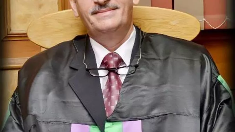 أنْ تكونَ أبًا ومُعلمًا في محراب التاريخ