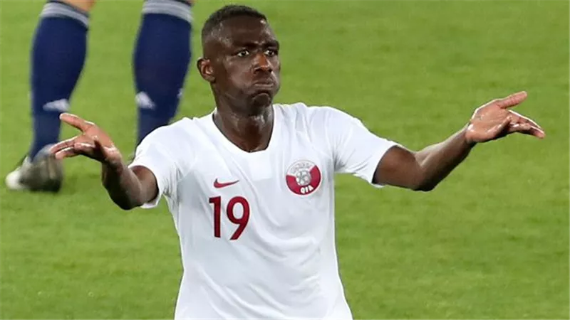 لاعب منتخب قطر يرد على تصريحات «المعز»: بوابة الأهلي أقدم من الدوري القطري