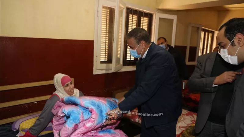 محافظ المنوفية يوزع بطاطين ولحاف الشتاء على نزلاء مؤسسة الرعاية الاجتماعية بمنوف وصرف (50) ألف جنيه كدعم للمؤسسة