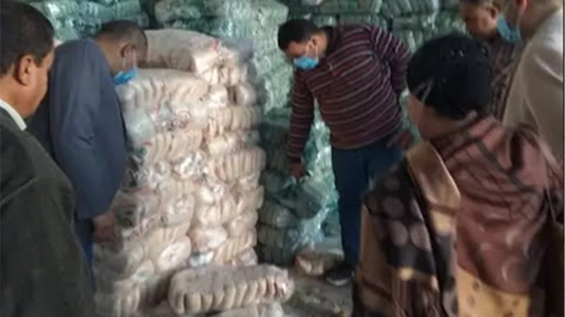 ضبط ٢ طن مواد غذائية وغلق مخزن بالإبراهيمية