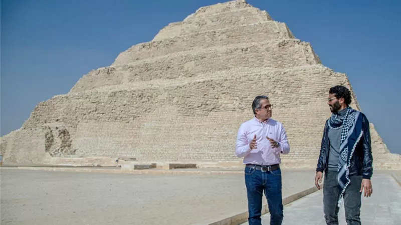 وزير السياحة والآثار يلتقى الفنان خالد النبوي خلال تصوير فيلم ترويجي عن الحضارة المصرية