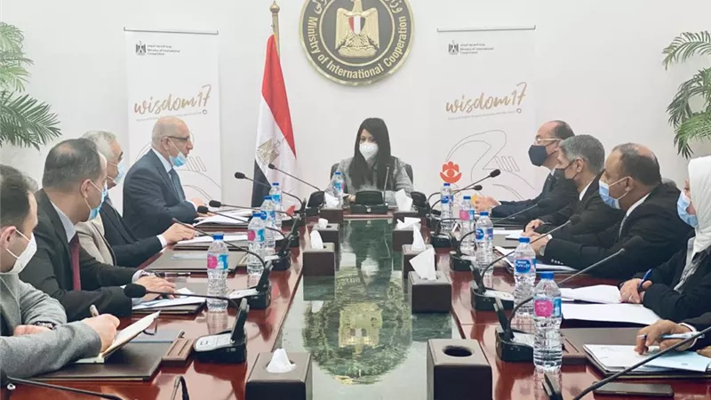 رانيا المشاط تعرض على الوفد العراقي التجربة المصرية في التعاون الإنمائي
