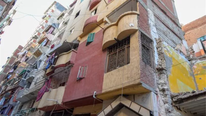 الإخلاء الفوري للعقار المائل وإخلاء 5 عقارات محيطة بكرموز