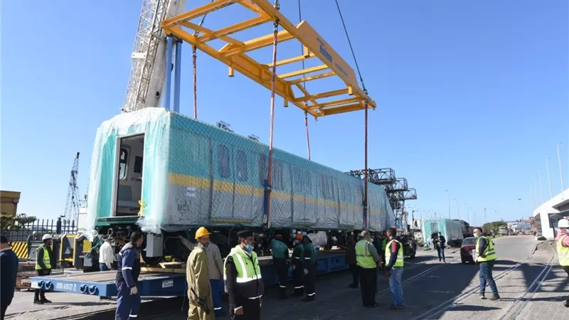 النقل : وصول سادس قطار مترو أنفاق مكيف جديد لميناء الإسكندرية