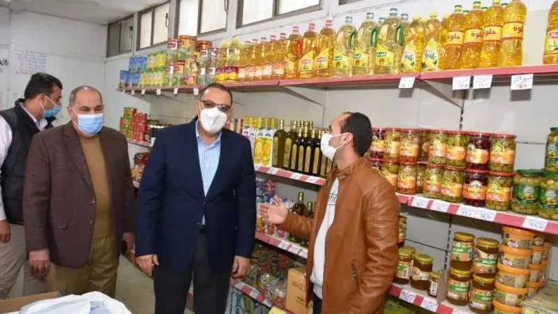 محافظ الشرقية يتفقد منفذ بيع منتجات الصالحية للاستثمار والتنمية بمدينة الزقازيق
