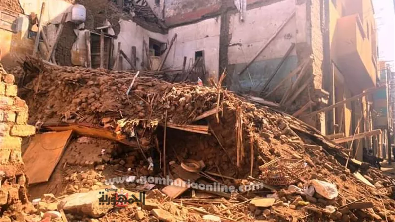 السكرتير المساعد لسوهاج يتفقد موقع حادث انهيار منزل بمدينة جرجا..صور
