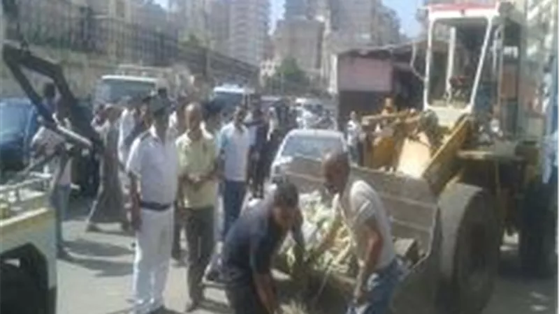 اعدام مواد غذائية وغلق منشأت وتحصيل غرامات بحى الجمرك