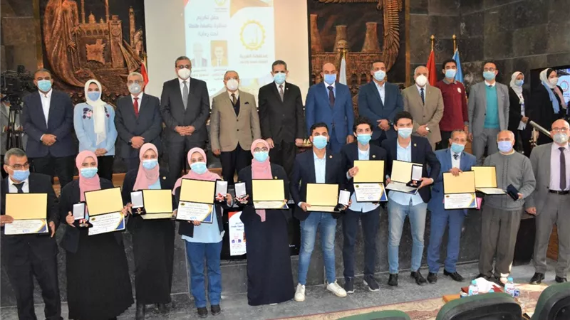 محافظ الغربية في حوار مفتوح لتكريم عباقرة الجامعات المصرية-صور