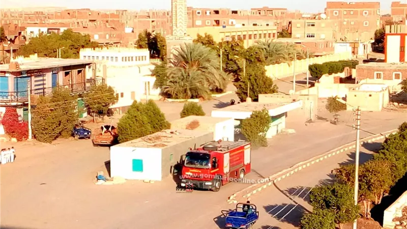 الدفع بسيارتي اطفاء للسيطرة على حريق منطقة زراعات نخيل بالوادى الجديد.صور