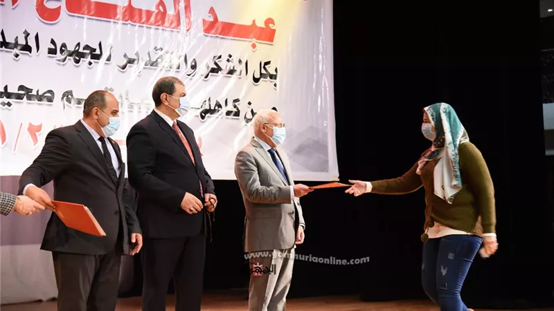 بالصور.. وزير القوى العاملة ومحافظ بورسعيد يسلمان وثائق تأمين حوادث شخصية لعدد 3592 للعمالة غير المنتظمة