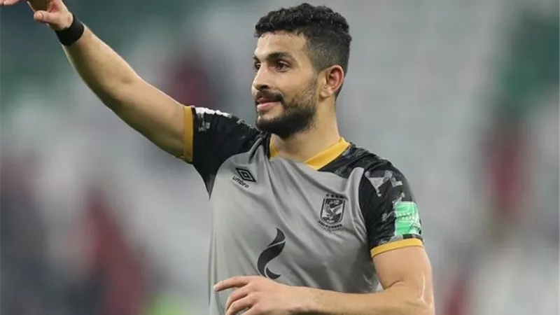 الفيفا يمنح مدافع الأهلى لقب