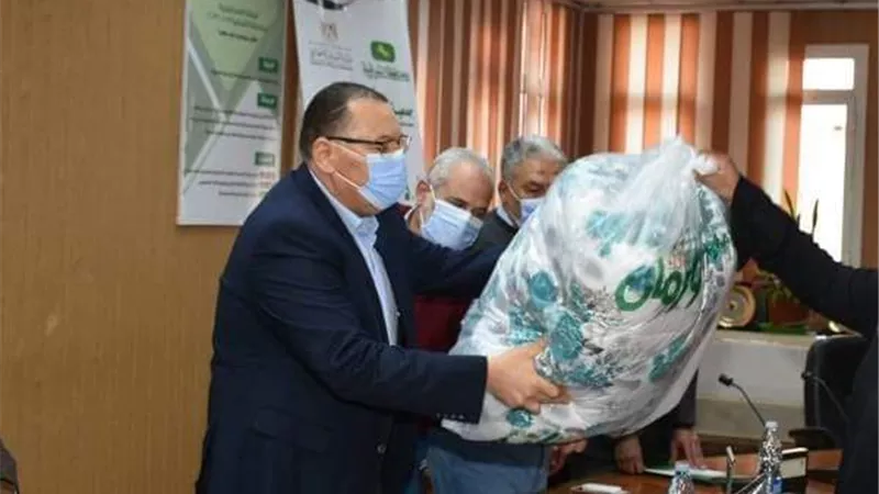 محافظ الشرقية يشهد فعاليات توزيع 26 طن لحوم و 2000 بطانية ولحاف فايبر على الأسر الأولي بالرعاية ومحدودي الدخل
