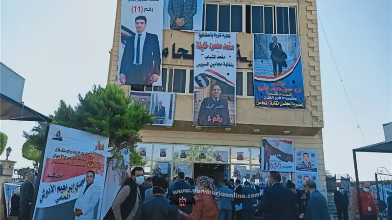بالصور.. اقبال كثيف على المشاركة في انتخابات المحامين في السويس