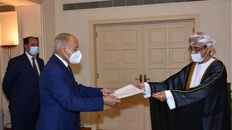 صور| سفير عُمان يقدم أوراق اعتماده مندوبًا دائمًا للسلطنة لدى الجامعة العربية