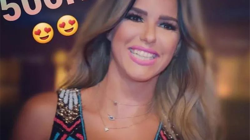 بكلمات رقيقة ..دنيا عبدالعزيز تحتفل 500 الف متابع عبر انستجرام