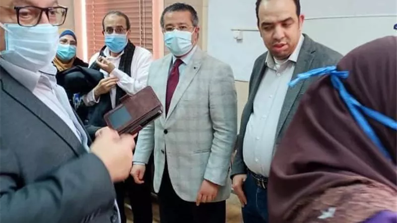 بدء تطعيم الأطقم الطبية بمستشفيات جامعة بنها