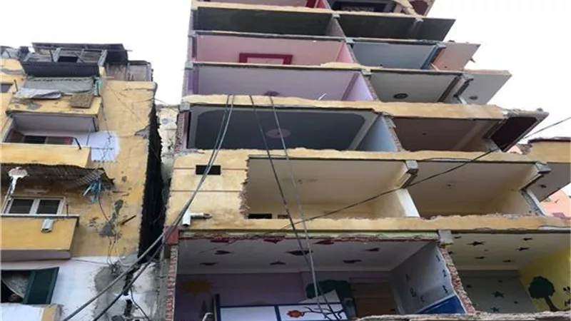 أحد قاطني عقار كرموز مائل يفجر مفاجأة: التنقيب 