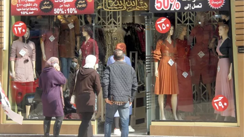الأوكازيون الشتوي.. أصحاب المحلات: نبيع الملابس بأقل من نصف الثمن والمواطنون: الأسعار وهمية