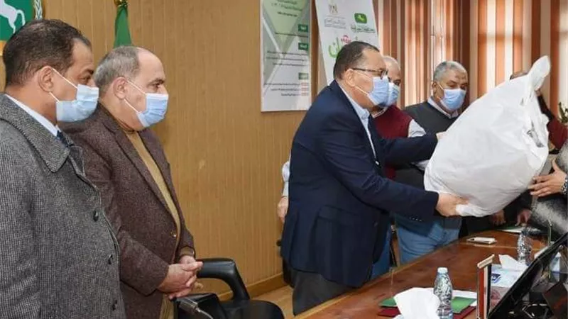 غراب يشهد فعاليات توزيع 26 طن لحوم و2000 بطانية ولحاف فايبر على الأسر الأولي بالرعاية ومحدودي الدخل