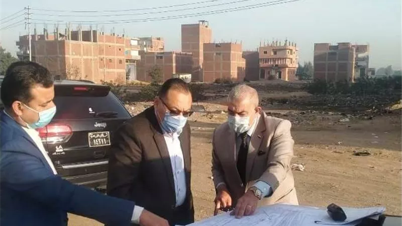 محافظ الشرقية يطلع على مخطط تطوير منطقة الهويس ويُوجه بتوفير مكان بديل للموقف العشوائى