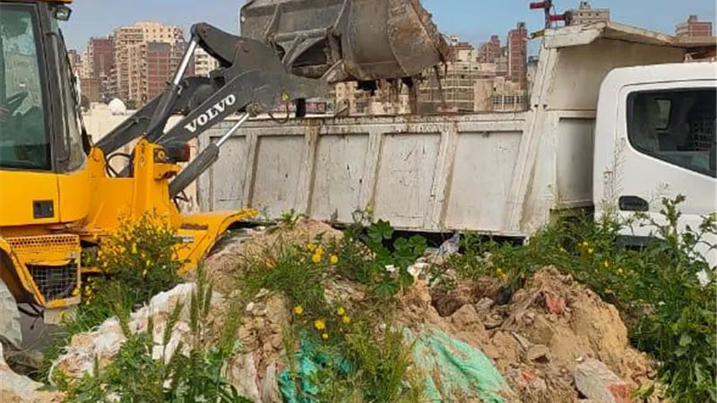 رفع ١٥٦ طن اتربه ورديم ومخلفات تقليم الاشجار بغرب الاسكندرية