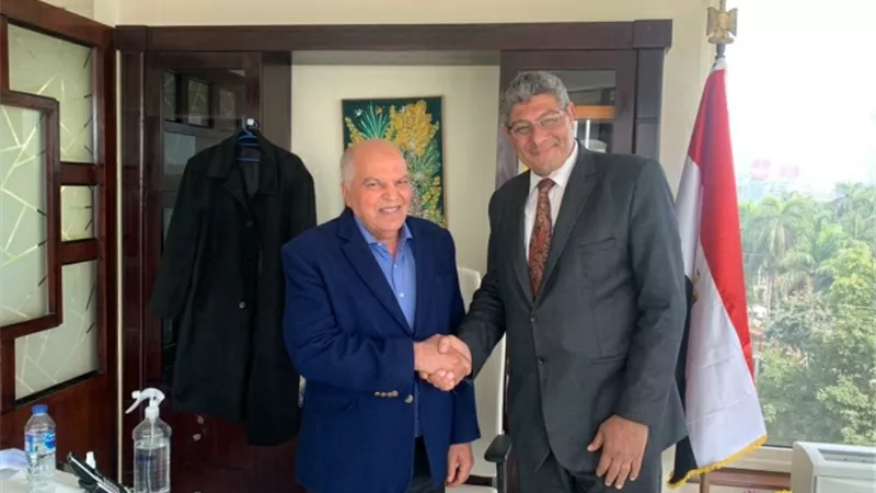 نقيب السياحيين يبحث التعاون مع 