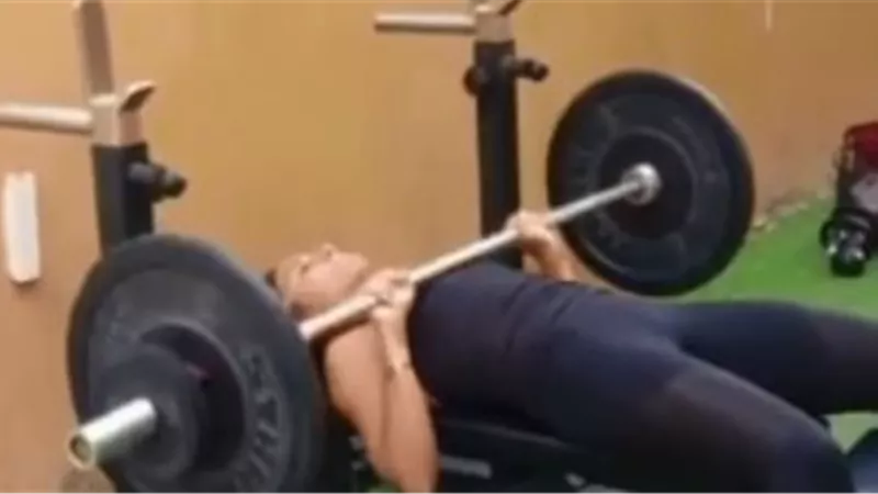 عضلاتها مقوية قلبها.. دينا الشربينى تحمل أثقالاً قوية فى الجيم.. صور