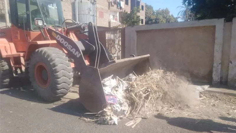 رفع 900 م٣ مخلفات بطرق وشوارع أرمنت جنوب غرب الأقصر