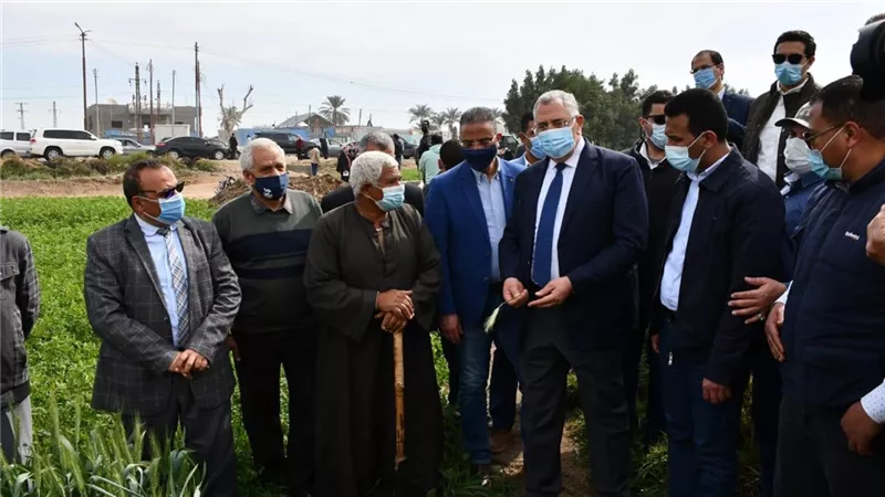 وزير الزراعة ومحافظ الفيوم يتفقدان مشروع تبطين المساقي بقرية بيهمو