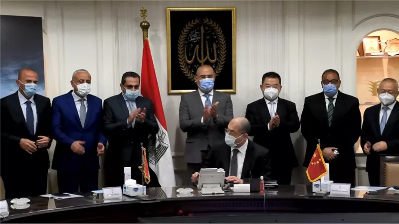 وزير الإسكان وسفيرا مصر والصين يشهدون توقيع عقد تصميم وتنفيذ 5 أبراج سكنية بمدينة العلمين الجديدة