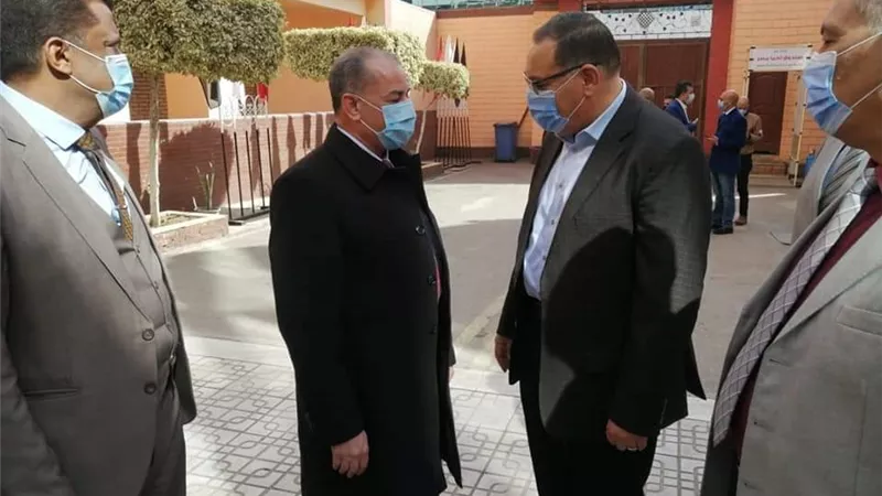 حضور مدير التأمين الصحى مع محافظ الشرقية اصطفاف سيارات الاسعاف الحديثة بالمحافظة