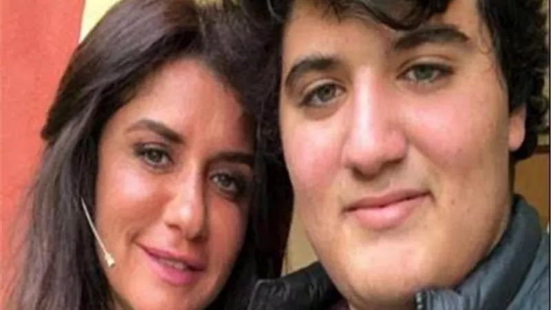 تعليق صادم من نجل غادة عادل بشأن زواجها من شاكوش.. صور