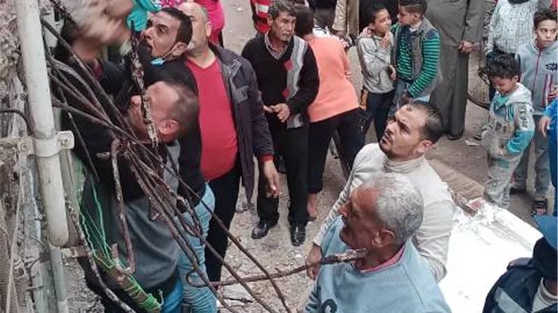 رئيس مدينة دمنهور فى موقع العقار المنهار