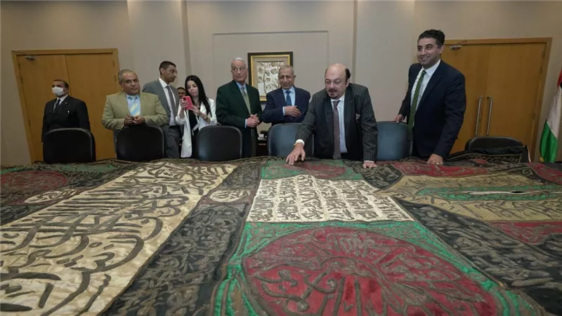 اللورد يشار حلمى يهدى الأكاديمية العربية قطعة تاريخية من كسوة الكعبة المشرفة