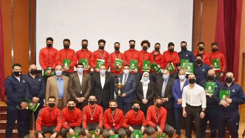 محافظ الشرقية يُكرم فريق هوكي الشرقية مواليد 2000 الفائز ببطولة الجمهورية بمكافآت مالية وشهادات تقدير