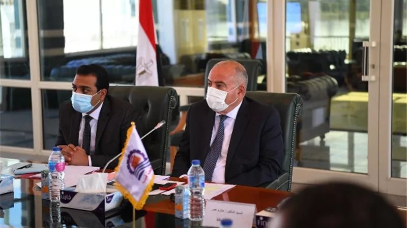 محافظ قنا يتابع معدلات تنفيذ مشروعات الخطة الاستثمارية
