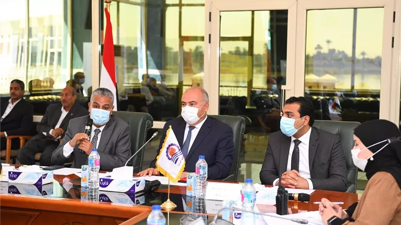 محافظ قنا يتابع تنفيذ المشروع القومي لتطوير قرى الريف المصري