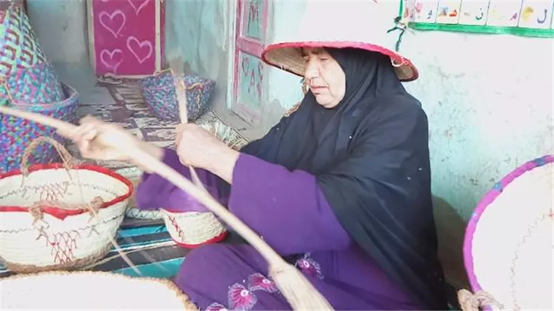 من القيس والخوص والجريد .. 