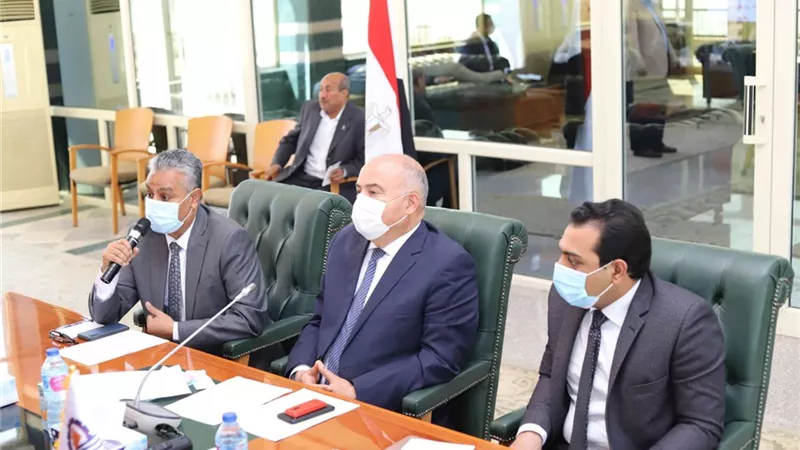 محافظ قنا ورئيس الجامعة يبحثان تطوير الريف المصري